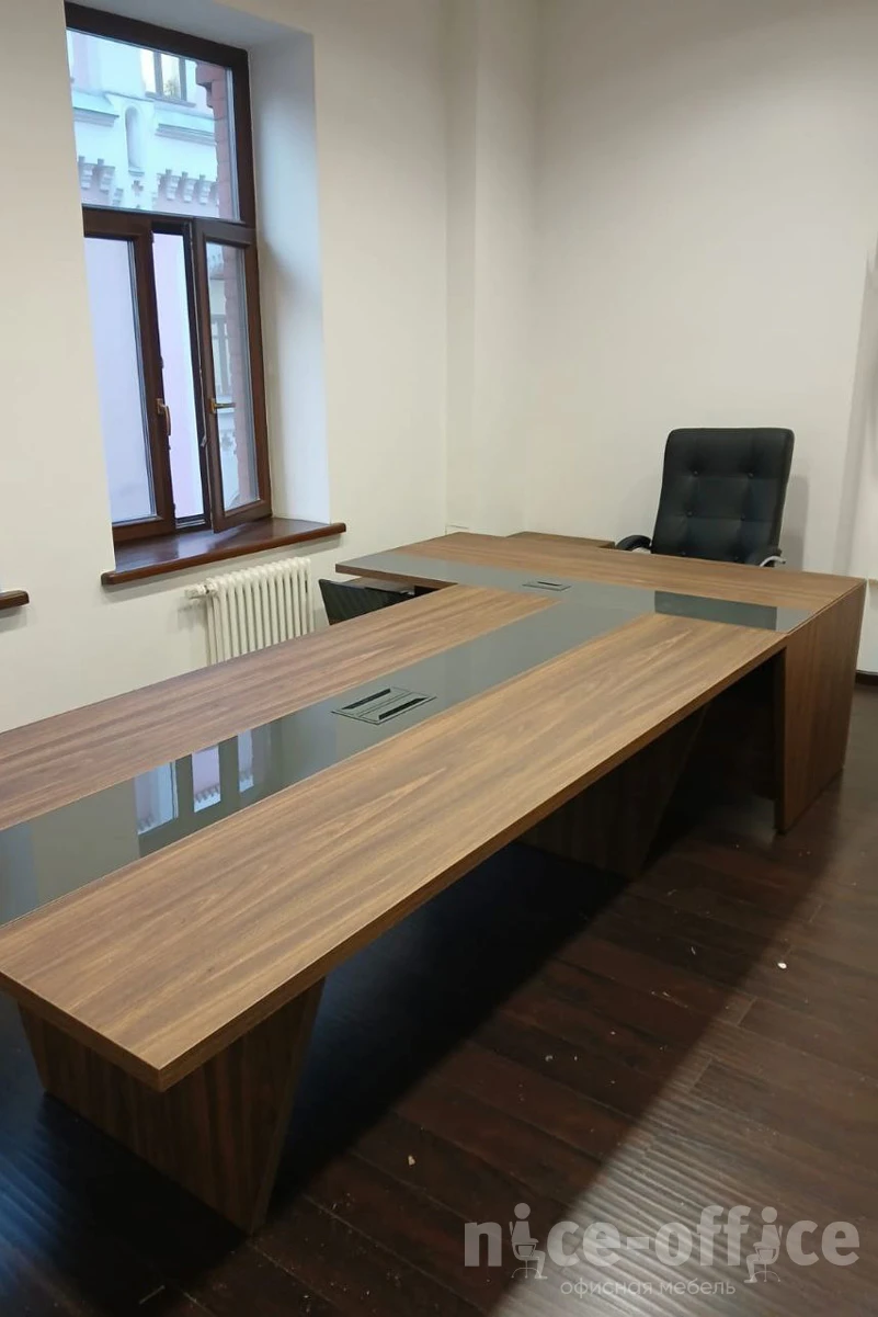 Стол для руководителя с опорной тумбой, правый 200 Corner фото в интерьере 1